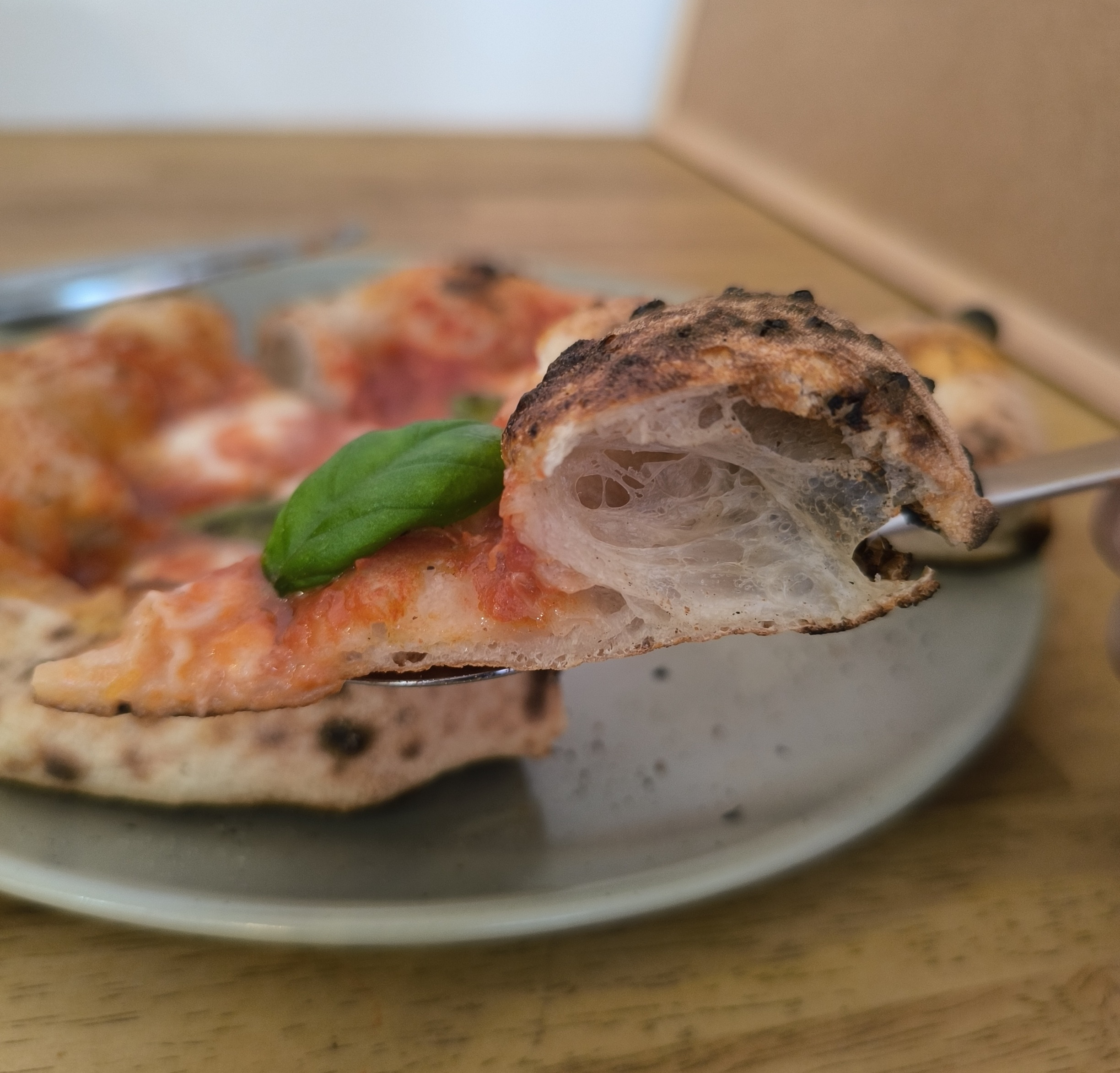 大きく膨らんだ耳が特徴のPizzeria Neekoのマルゲリータ